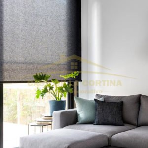 una-persiana-enrollable-de-tela-negra-translucida-resalta-el-estilo-de-la-habitacion-y-mantiene-la-luz-excesiva-alejada